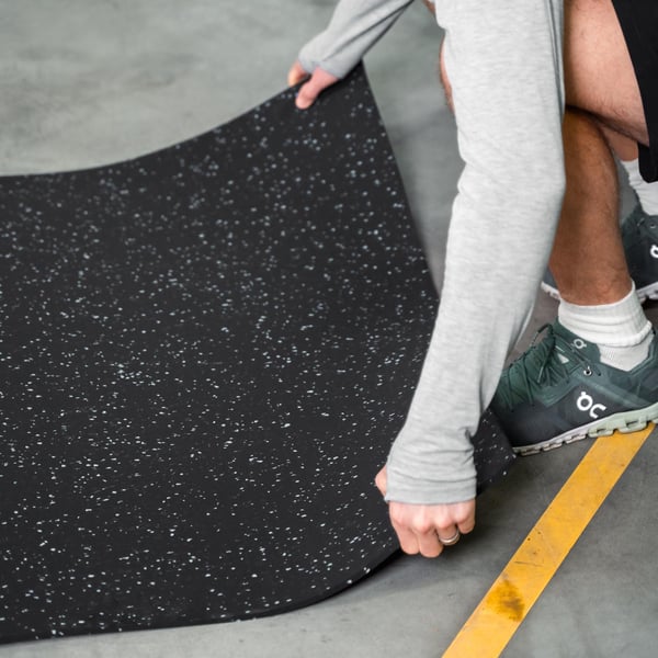 FitNord Gummimatta svart 6 mm (10m rulle), med vita prickar 4