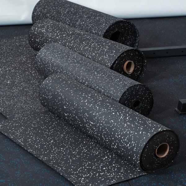 FitNord Gummimatta svart 4 mm (10m rulle), med vita prickar 5